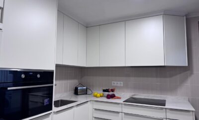 SE ALQUILA UN PISO de TRES HABITACIONES