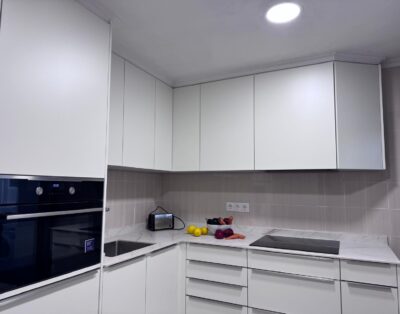 SE ALQUILA UN PISO de TRES HABITACIONES