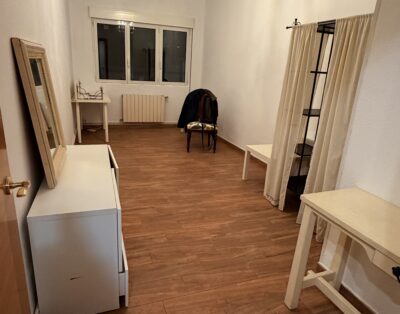 Piso de 3 habitaciones, baño y salón, en zona S20 Monte muy cerca de la universidad.